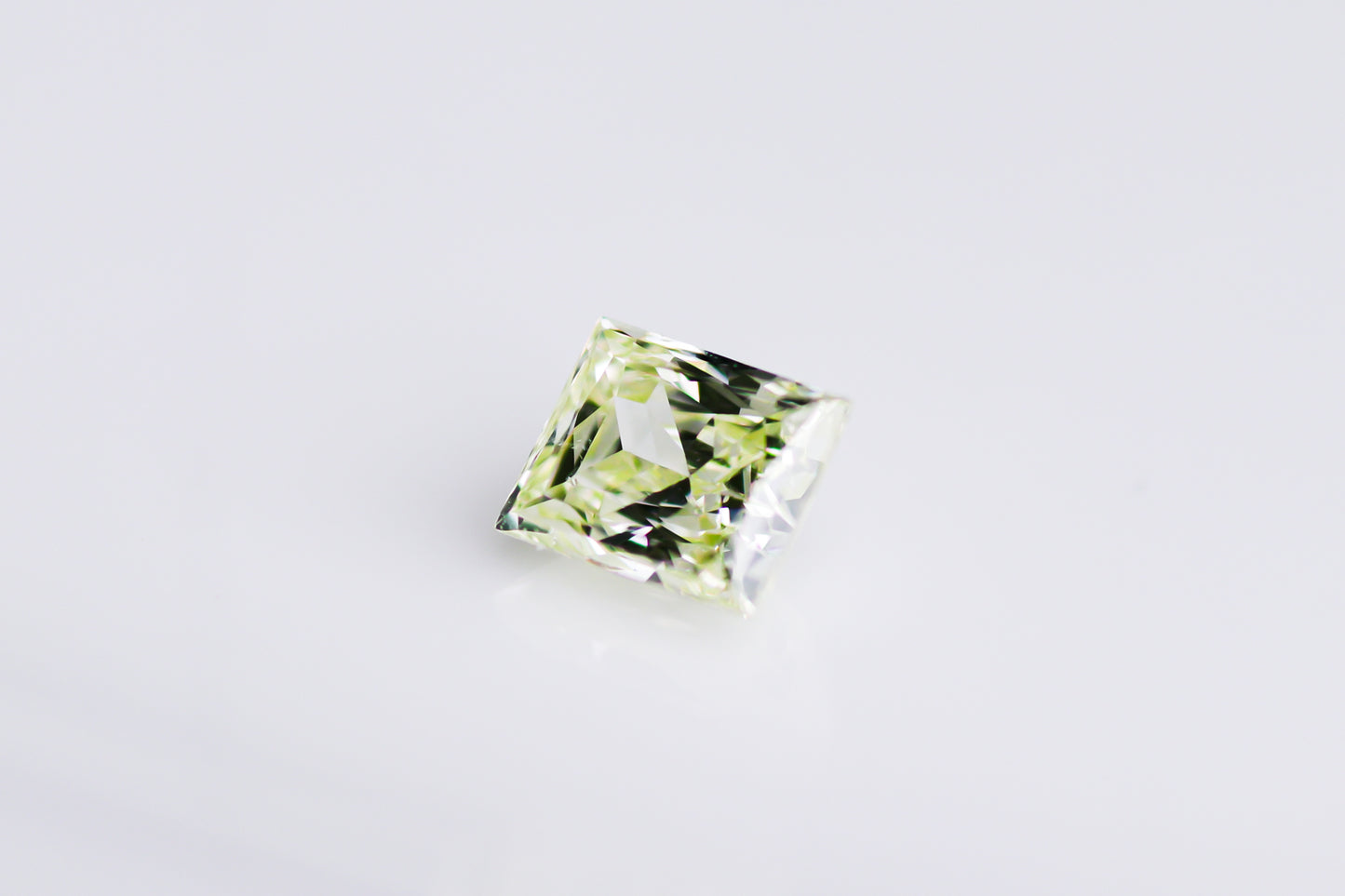 天然ファンシーライトグリーンイエロー ダイヤモンド 0.418ct
