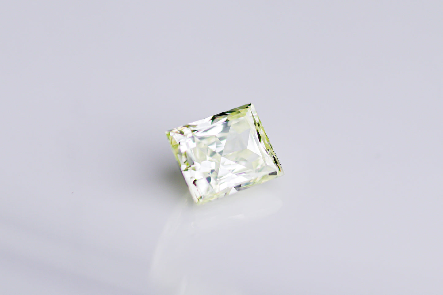 天然ファンシーライトグリーンイエロー ダイヤモンド 0.418ct