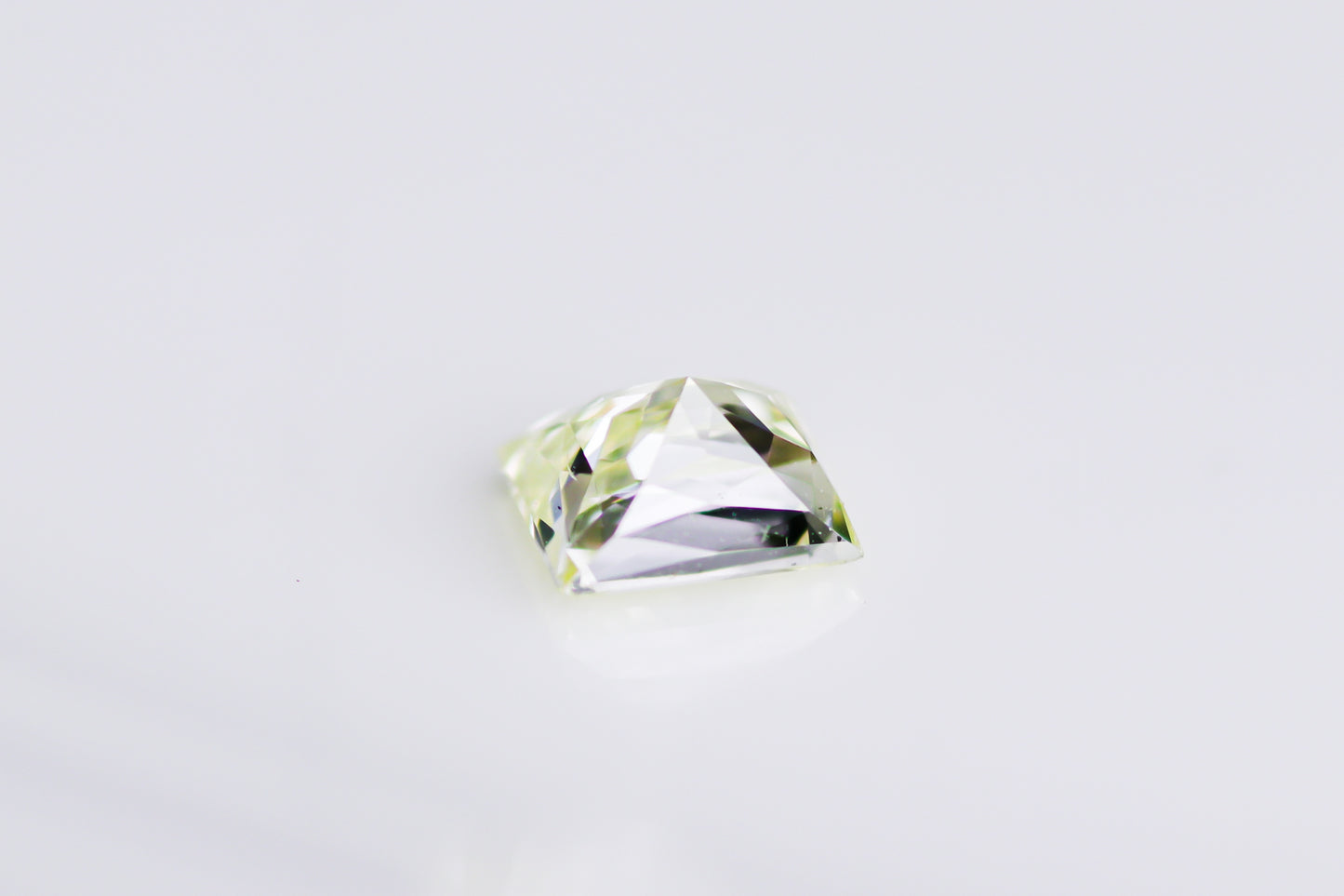 天然ファンシーライトグリーンイエロー ダイヤモンド 0.418ct