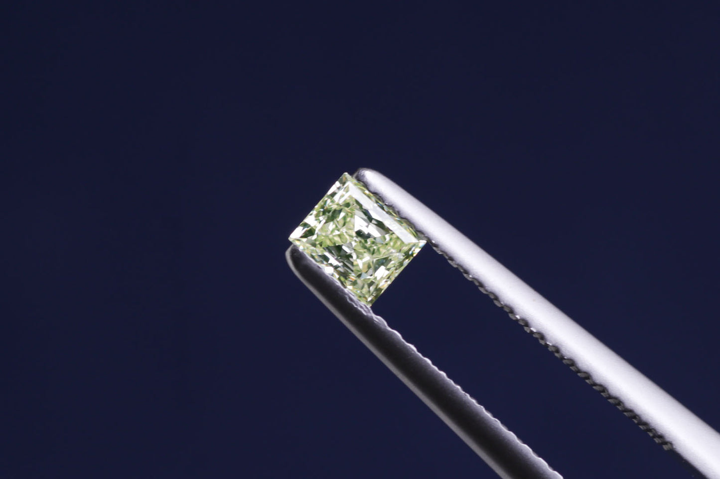 天然ファンシーライトグリーンイエロー ダイヤモンド 0.418ct