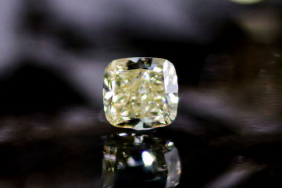 天然ファンシーイエロー ダイヤモンド 0.740ct