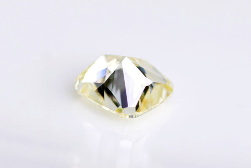 天然ファンシーイエロー ダイヤモンド 0.740ct
