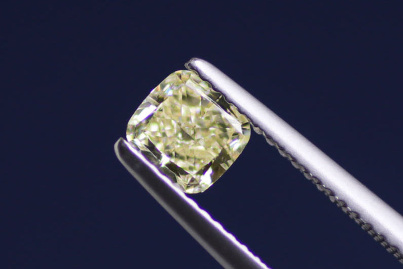 天然ファンシーイエロー ダイヤモンド 0.740ct