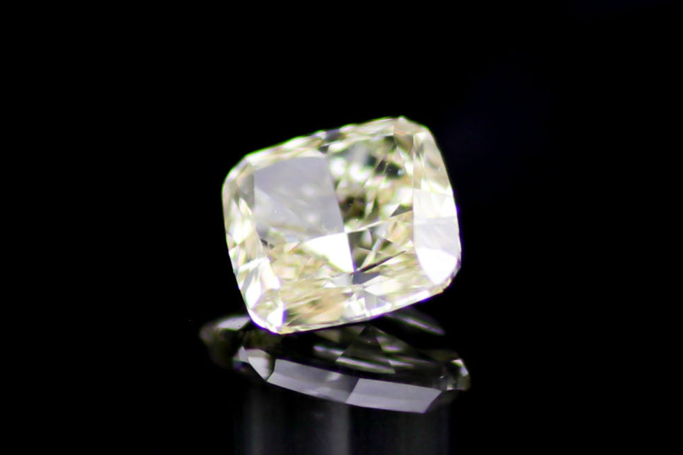 天然ファンシーイエロー ダイヤモンド 0.740ct