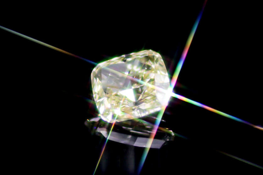天然ファンシーイエロー ダイヤモンド 0.740ct