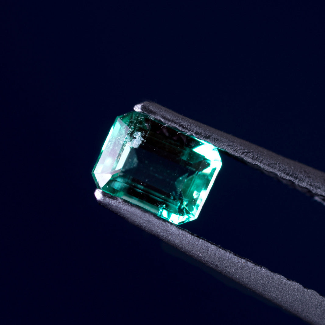 天然エメラルド 0.381ct コロンビア産 ノンオイル・ルース 撮影写真9|J.C.BAR