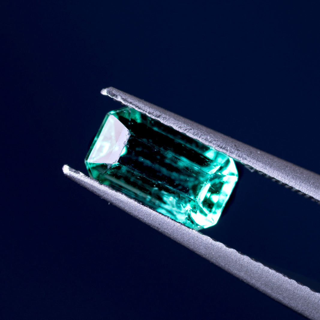 天然エメラルド 1.274ct コロンビア産 ノンオイル・ルース 撮影写真8|J.C.BAR