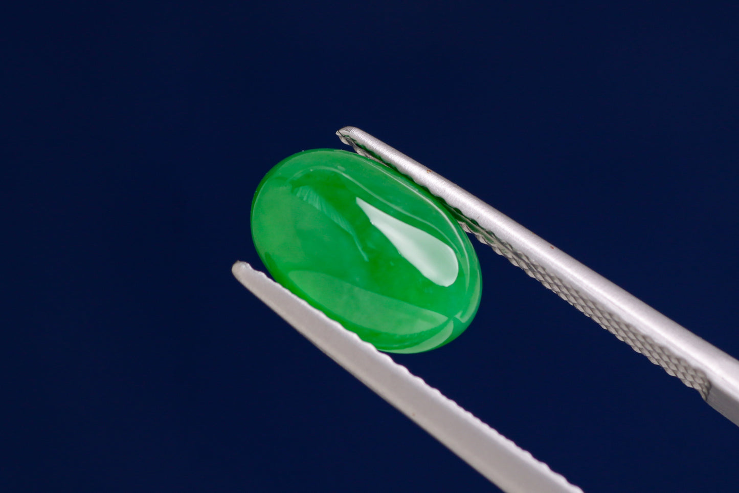 天然翡翠（ヒスイ）《極上の輝きを纏う、ミャンマー産グリーン翡翠》3.020ct
