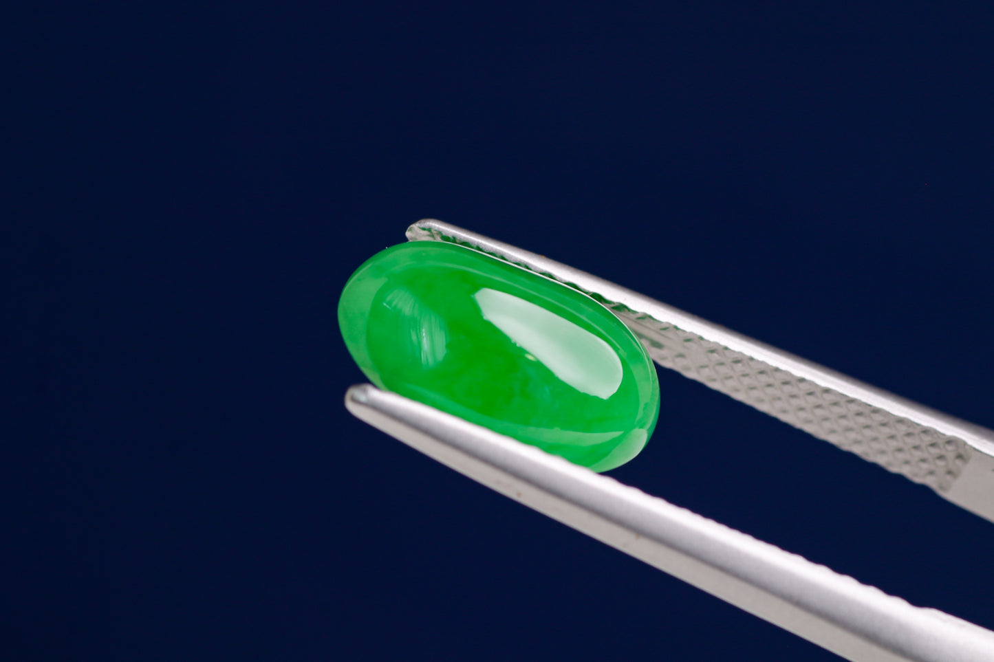 天然翡翠（ヒスイ）《極上の輝きを纏う、ミャンマー産グリーン翡翠》3.020ct