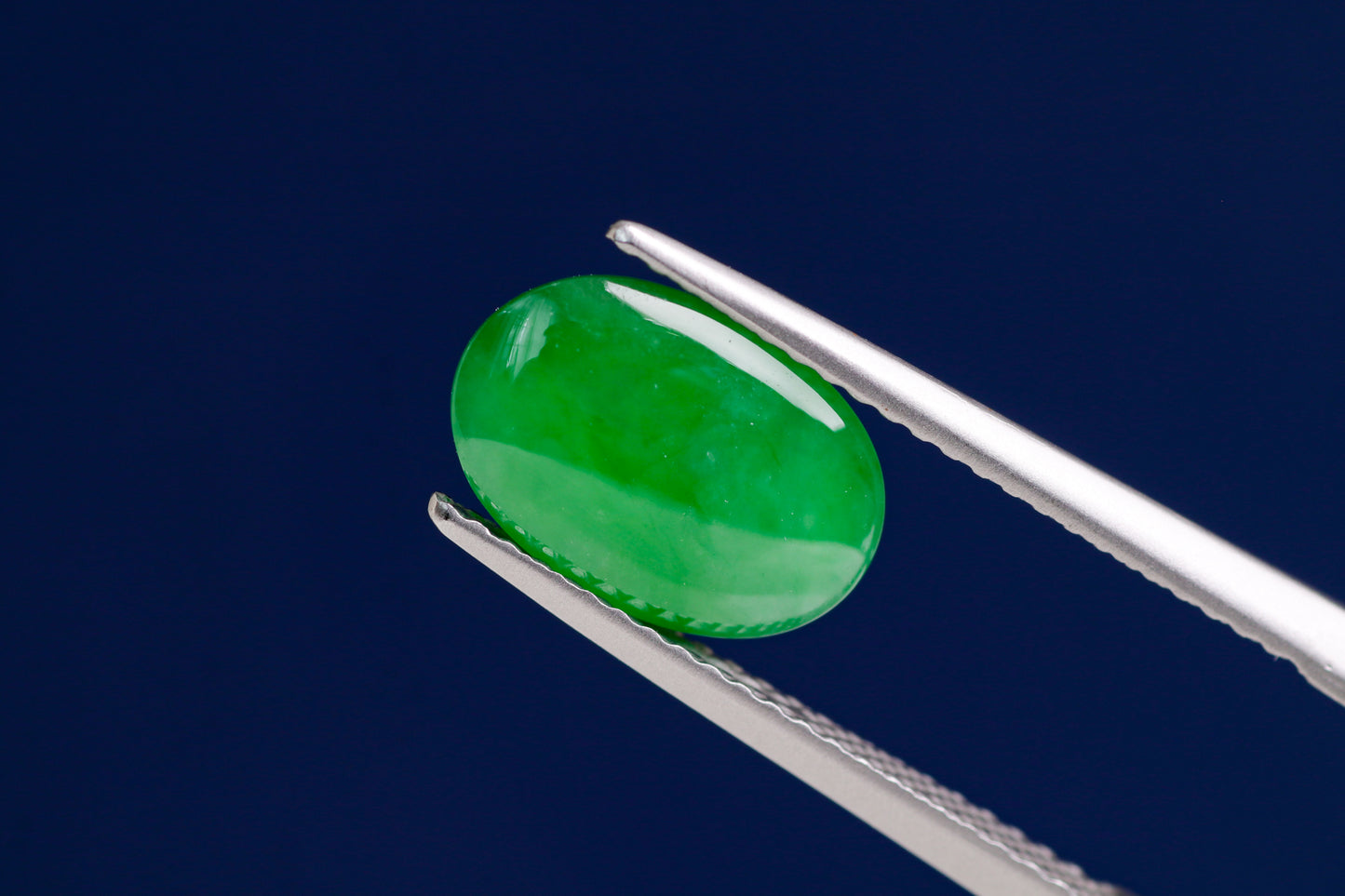 天然翡翠（ヒスイ）《極上の輝きを纏う、ミャンマー産グリーン翡翠》3.020ct