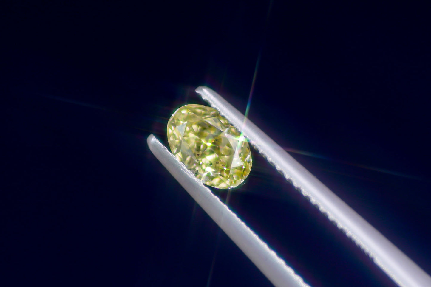 天然ファンシーインテンスイエロー ダイヤモンド 0.850ct