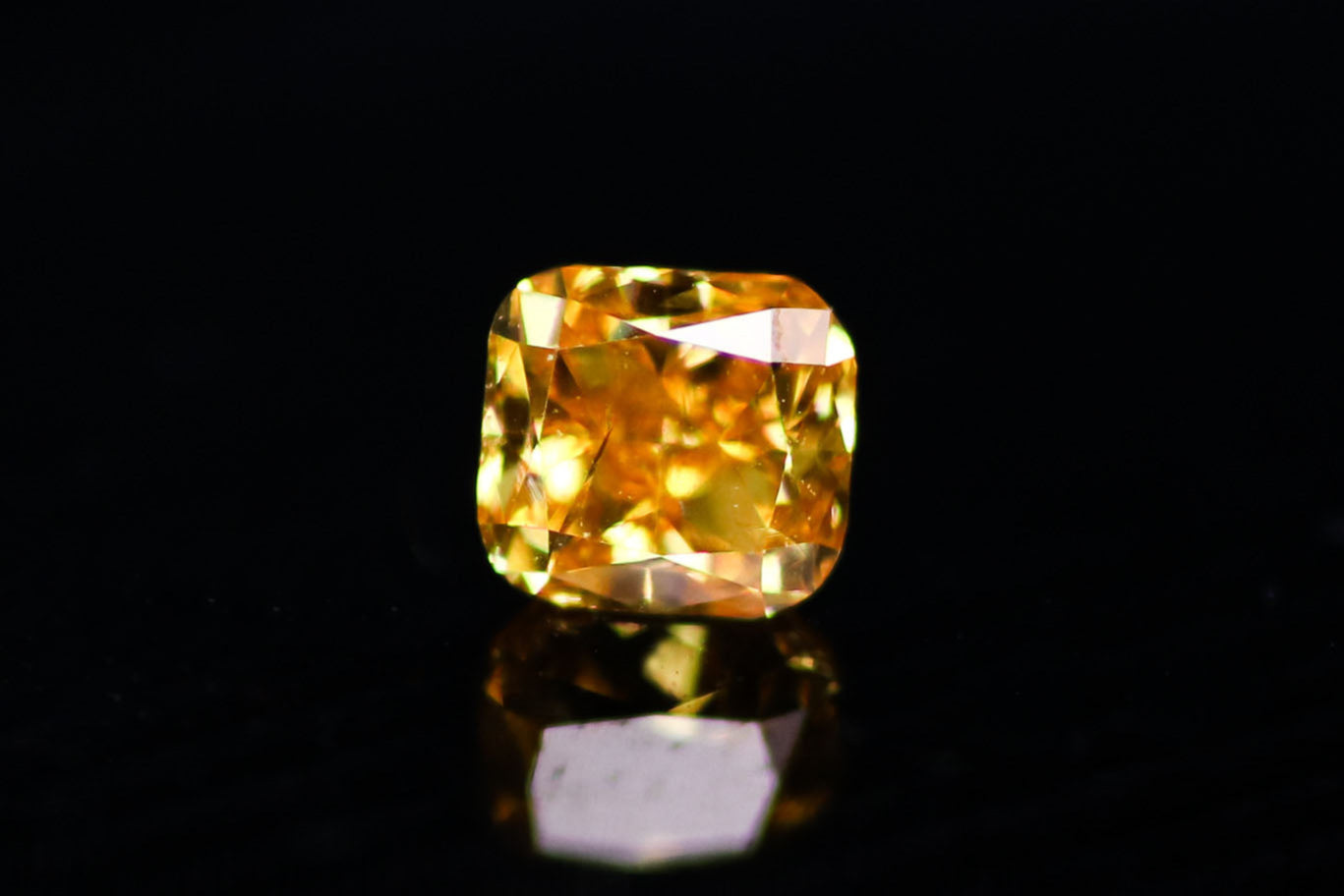 天然ファンシーヴィヴィッドオレンジイエロー ダイヤモンド 0.257ct