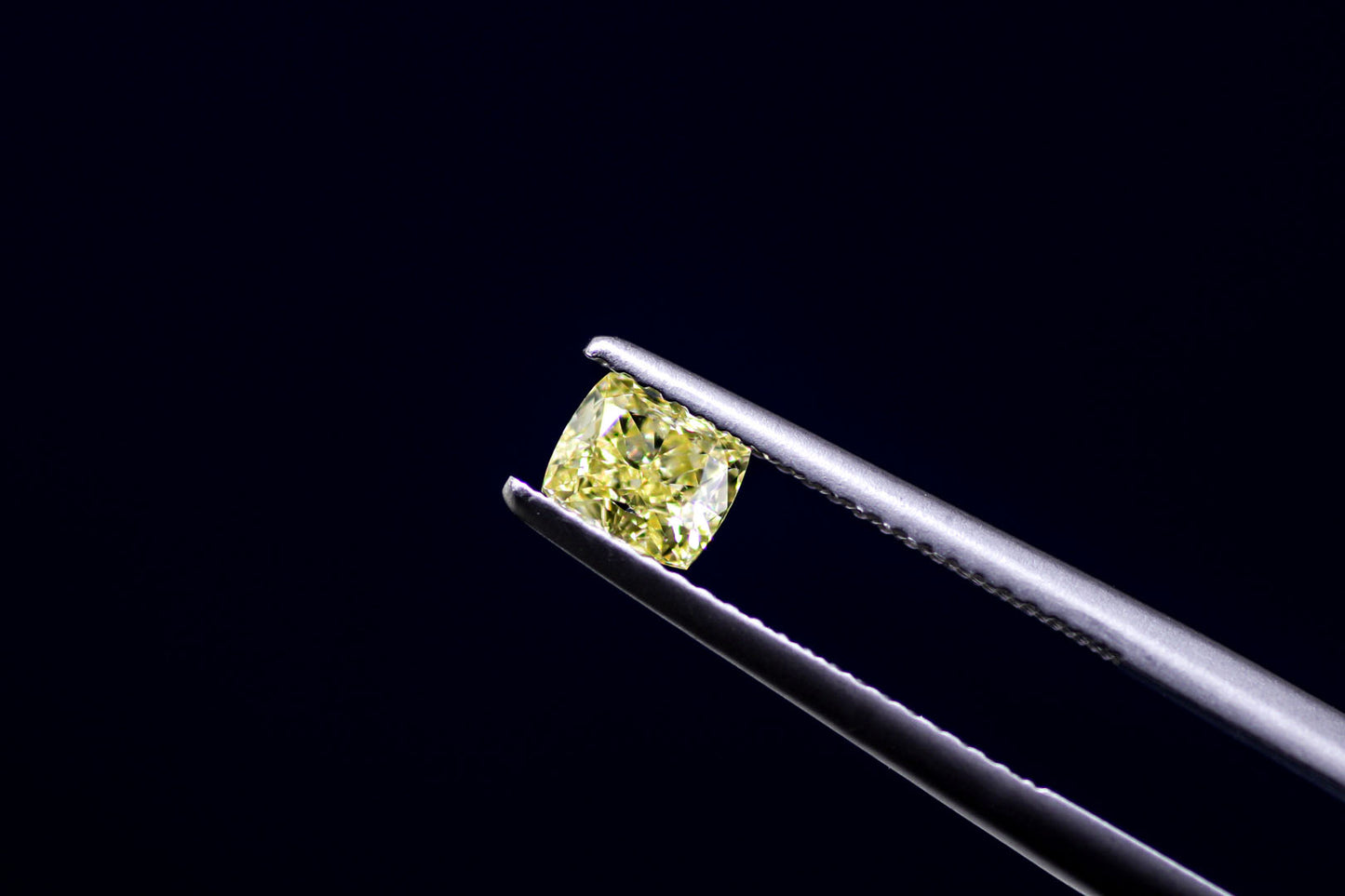 天然ファンシーインテンスイエロー ダイヤモンド 0.719ct