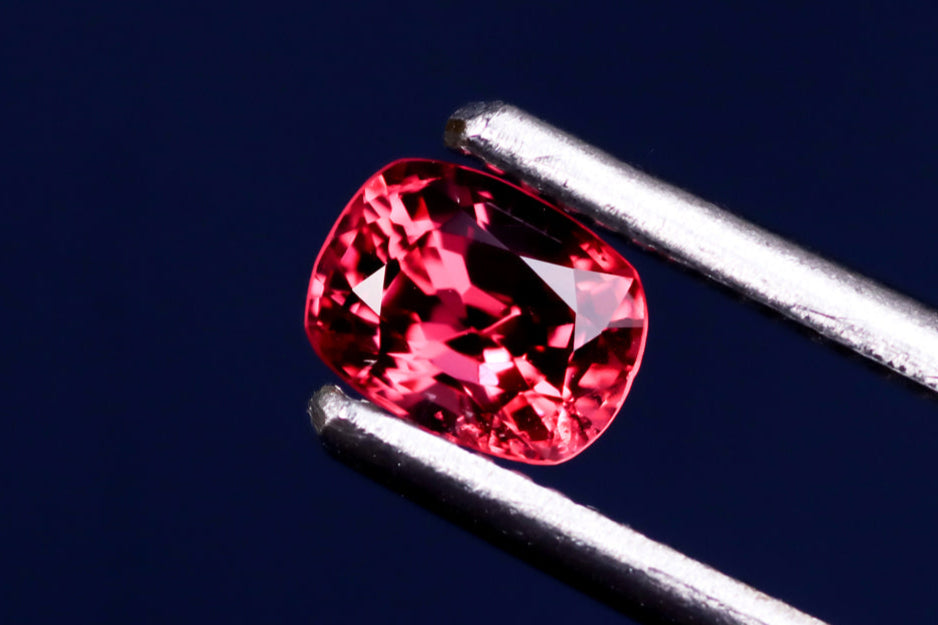 天然ピンクスピネル 0.984ct  [タンザニア産/非加熱]