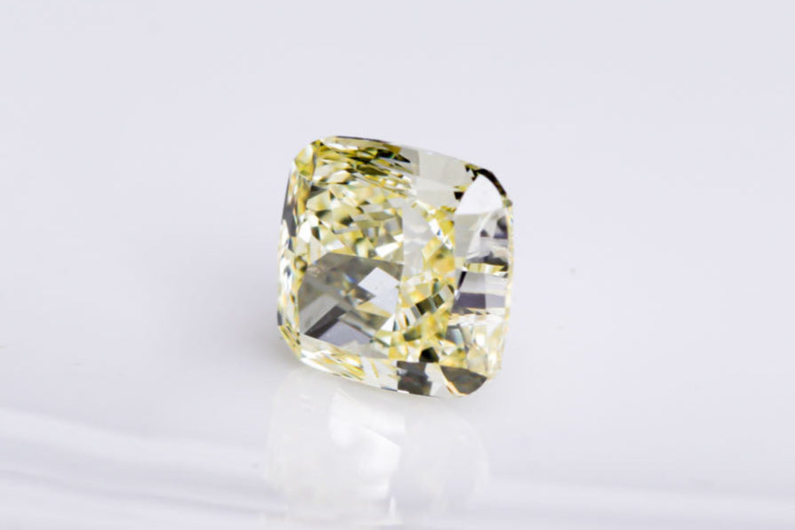 天然ファンシーイエロー ダイヤモンド 0.740ct