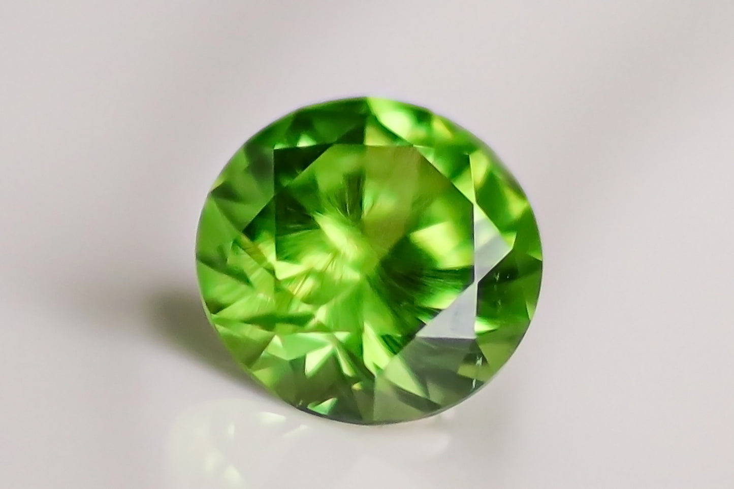 天然デマントイドガーネット0.690ct［ウラル産］