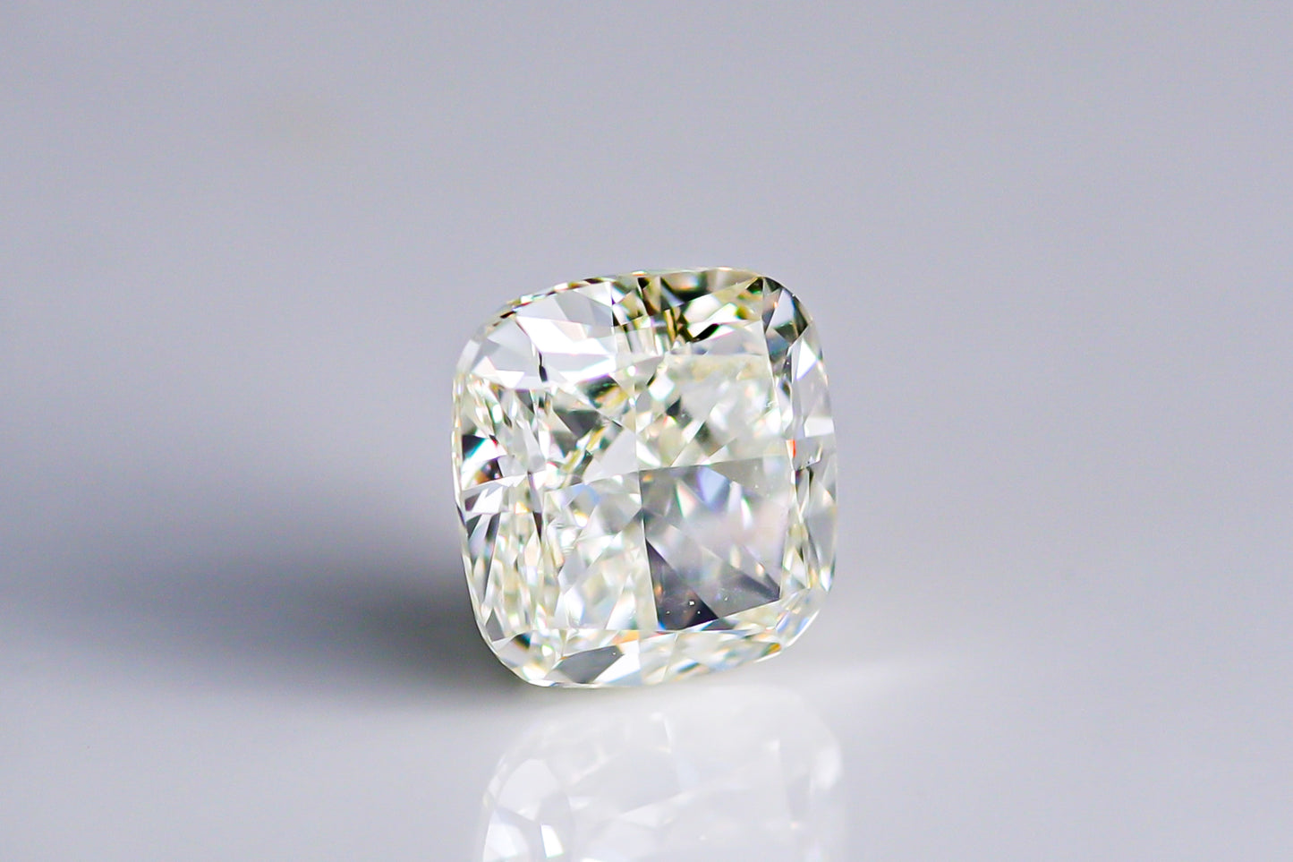 天然ファンシーカラーダイヤモンド 0.813ct