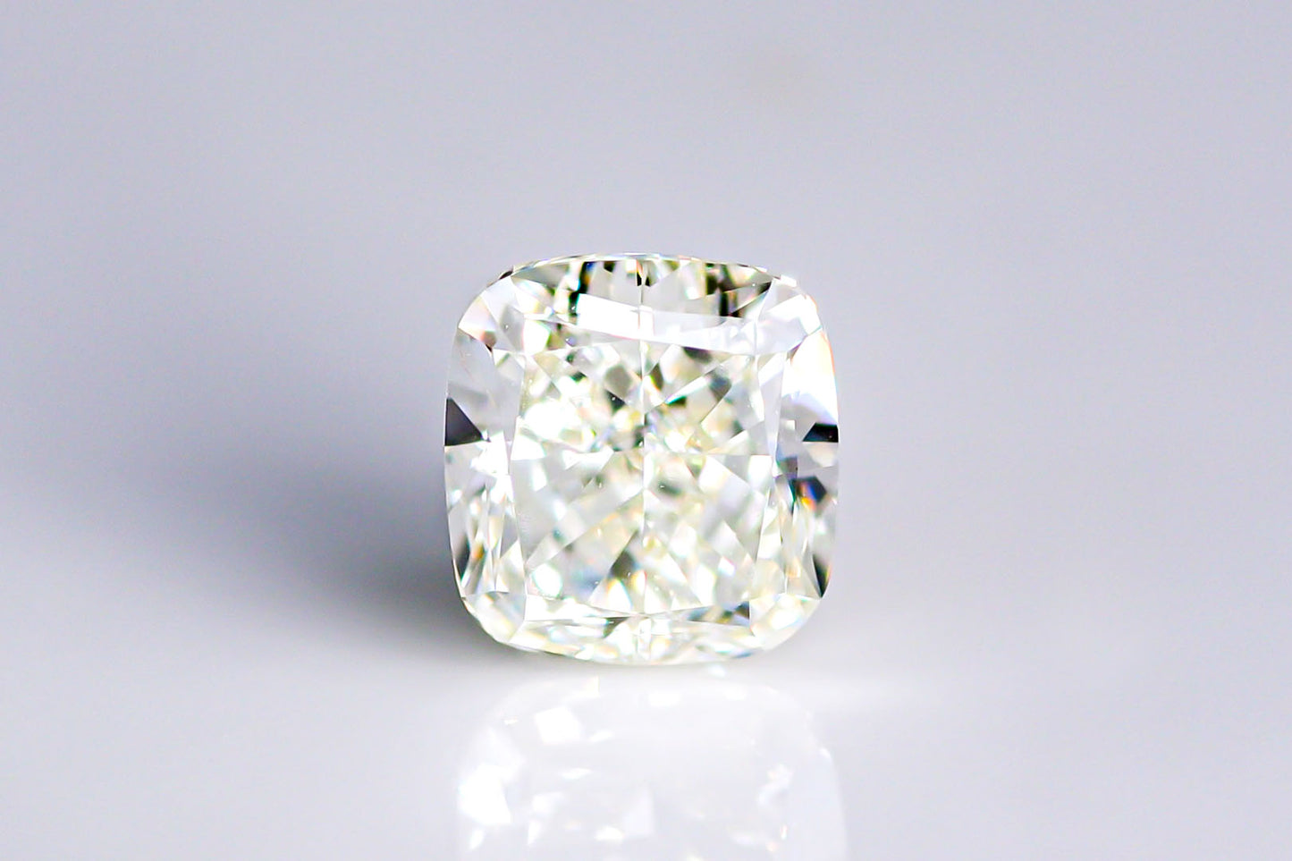 天然ファンシーカラーダイヤモンド 0.813ct