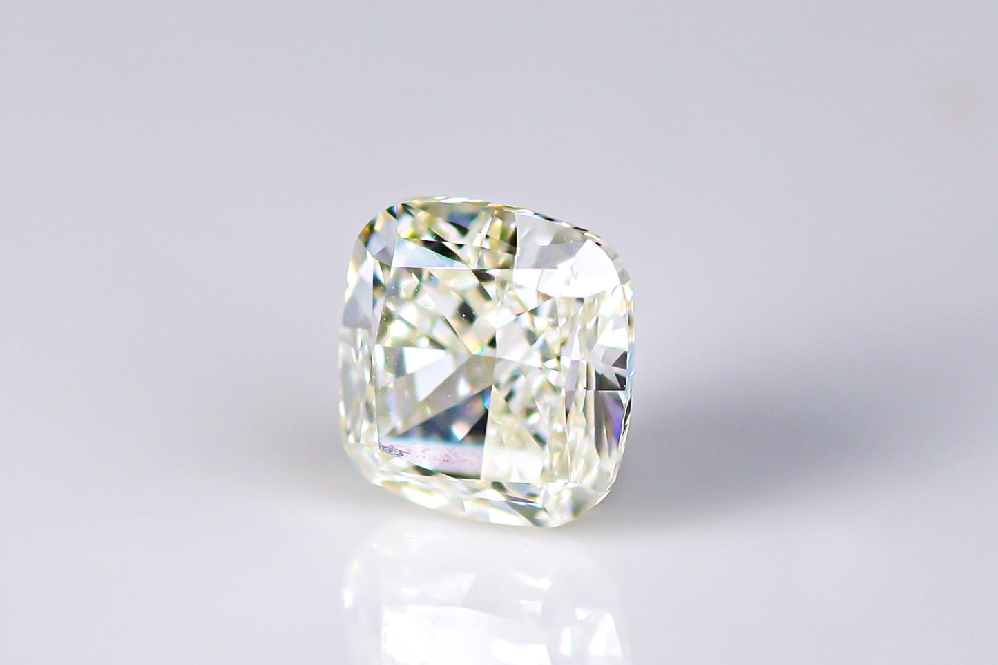 天然ファンシーカラーダイヤモンド 0.813ct
