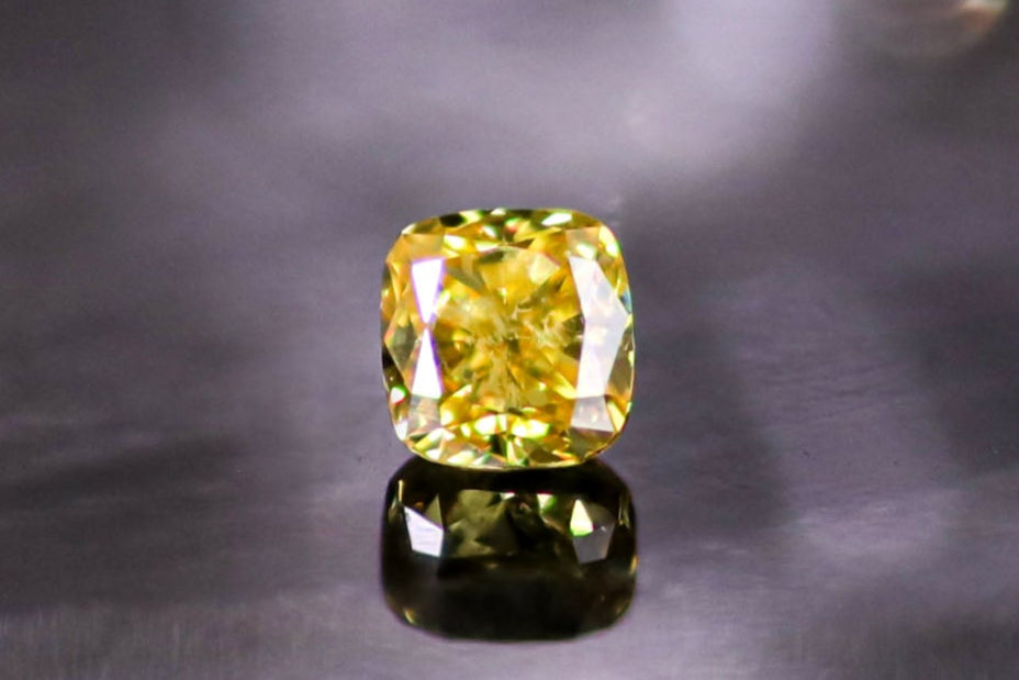 天然ファンシーヴィヴィッドイエローダイヤモンド 0.184ct