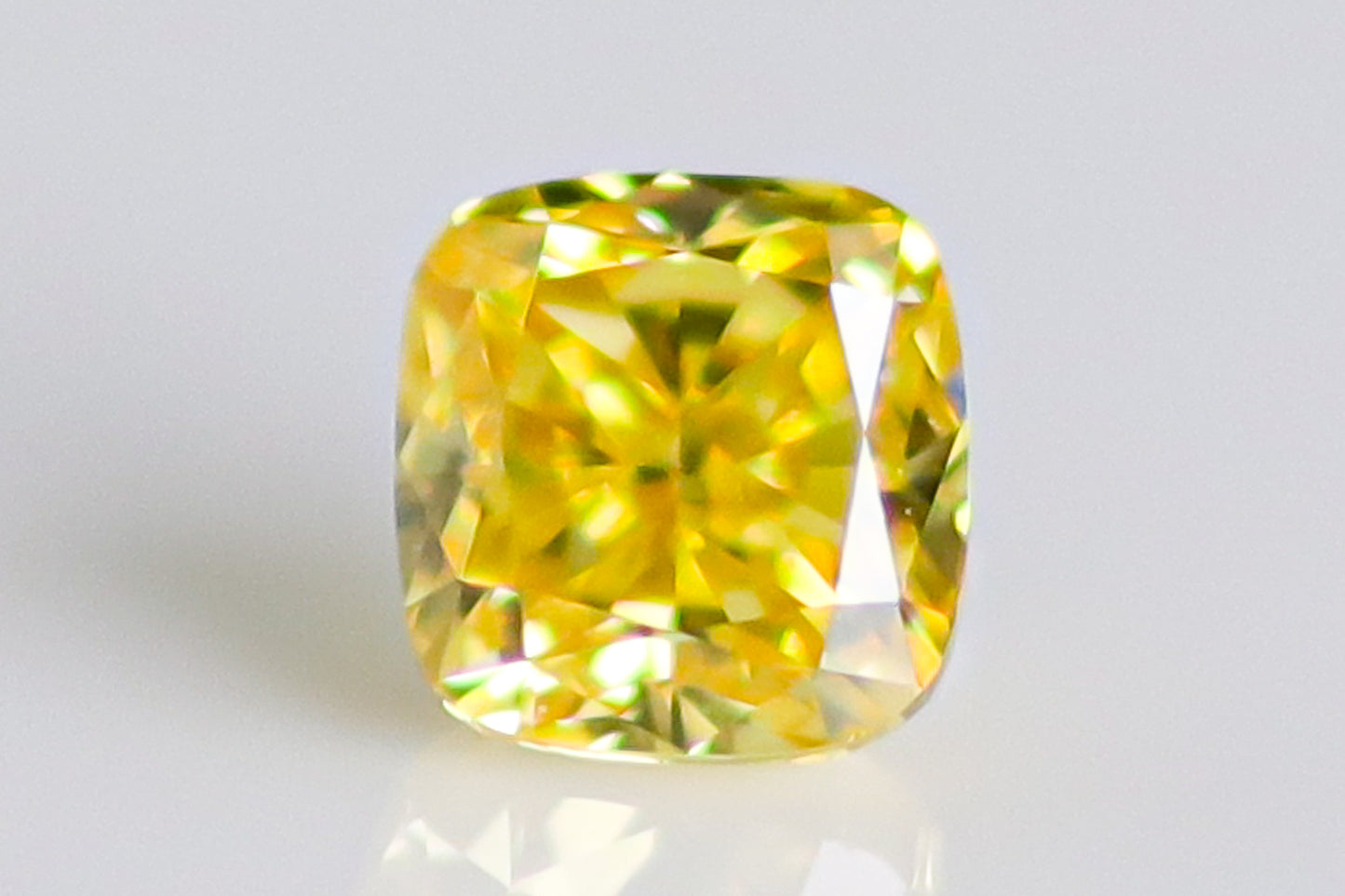 天然ファンシーヴィヴィッドイエローダイヤモンド 0.184ct