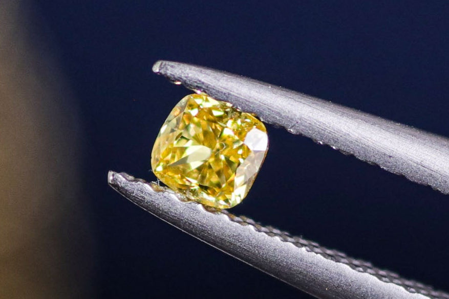 天然ファンシーヴィヴィッドイエローダイヤモンド 0.184ct