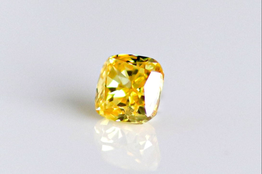 天然ファンシーヴィヴィッドイエローダイヤモンド 0.184ct