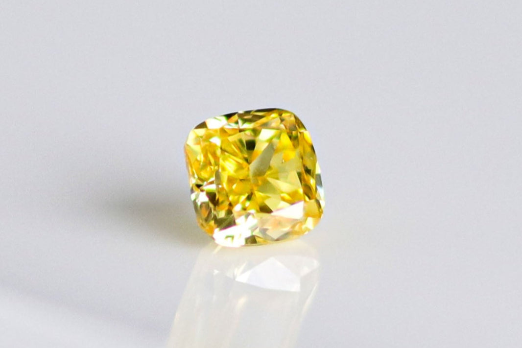 天然ファンシーヴィヴィッドイエローダイヤモンド 0.184ct