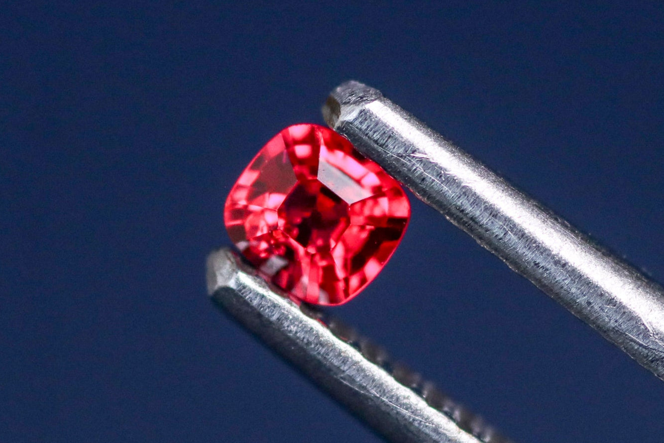天然レッドスピネル（ジェダイスピネル） 0.197ct [非加熱/ミャンマー産]