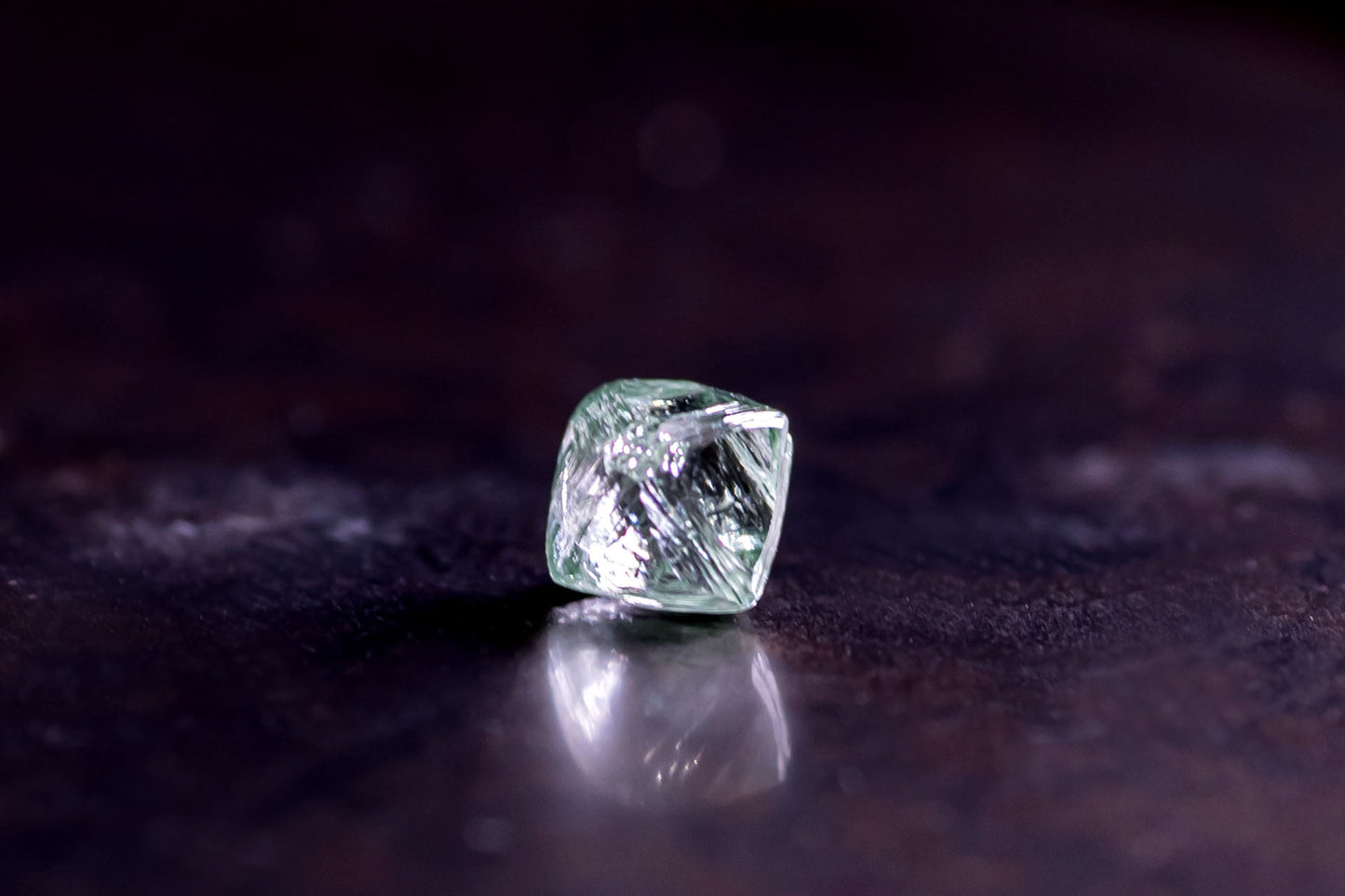 天然ファンシーグリーンダイヤモンド 0.760ct 〈アンカット〉