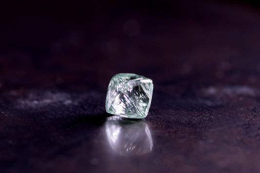 天然ファンシーグリーンダイヤモンド 0.760ct 〈アンカット〉