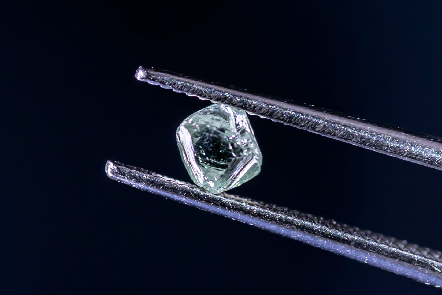 天然ファンシーグリーンダイヤモンド 0.760ct 〈アンカット〉
