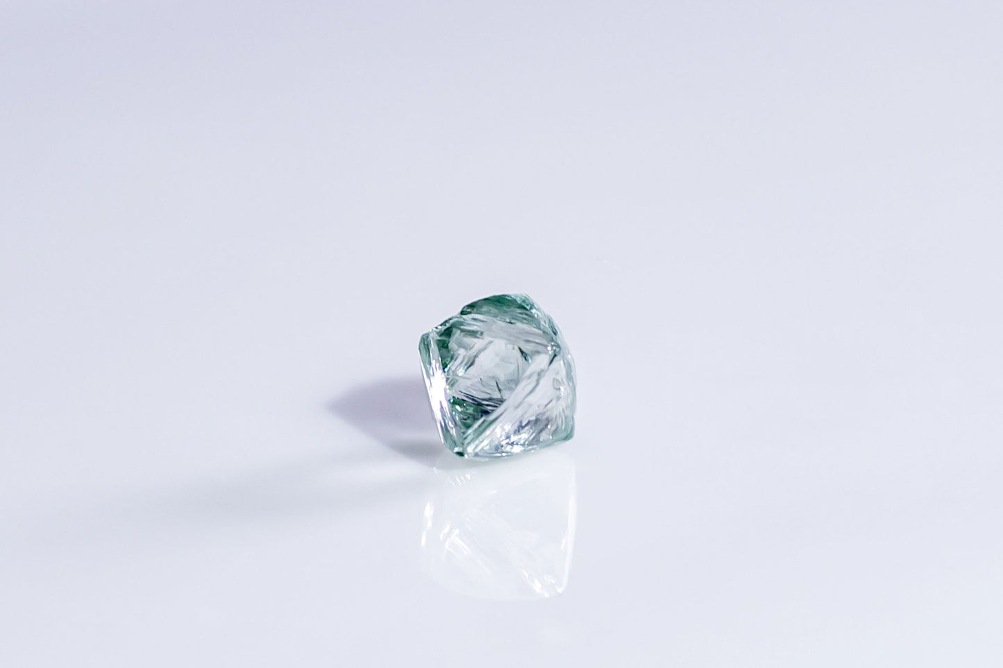 天然ファンシーグリーンダイヤモンド 0.760ct 〈アンカット〉