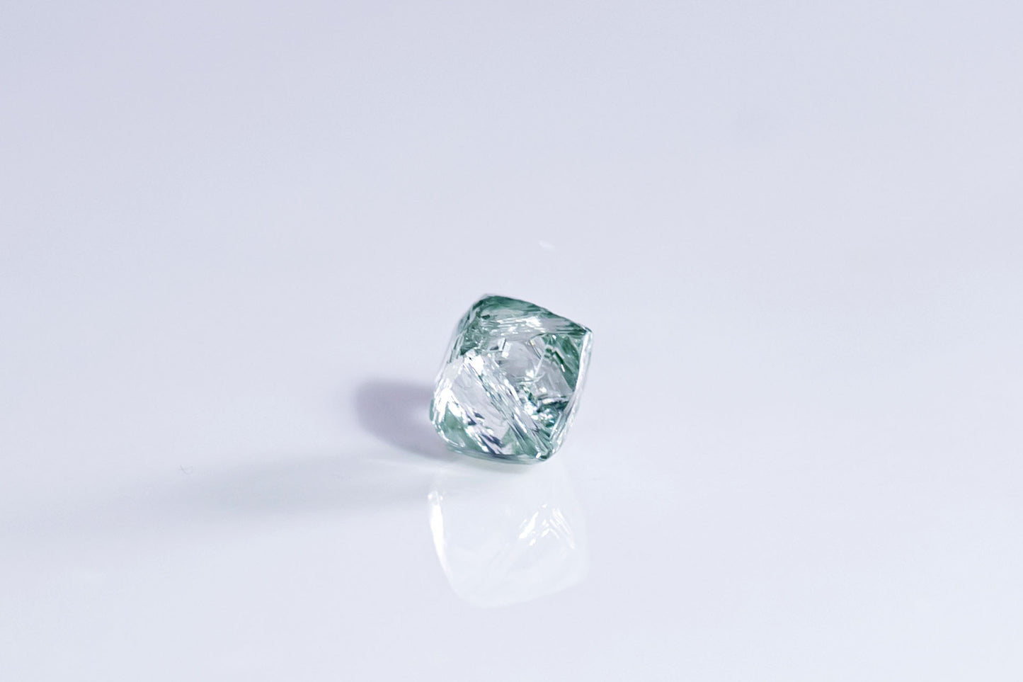 天然ファンシーグリーンダイヤモンド 0.760ct 〈アンカット〉