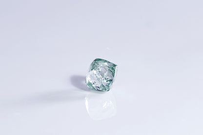 天然ファンシーグリーンダイヤモンド 0.760ct 〈アンカット〉