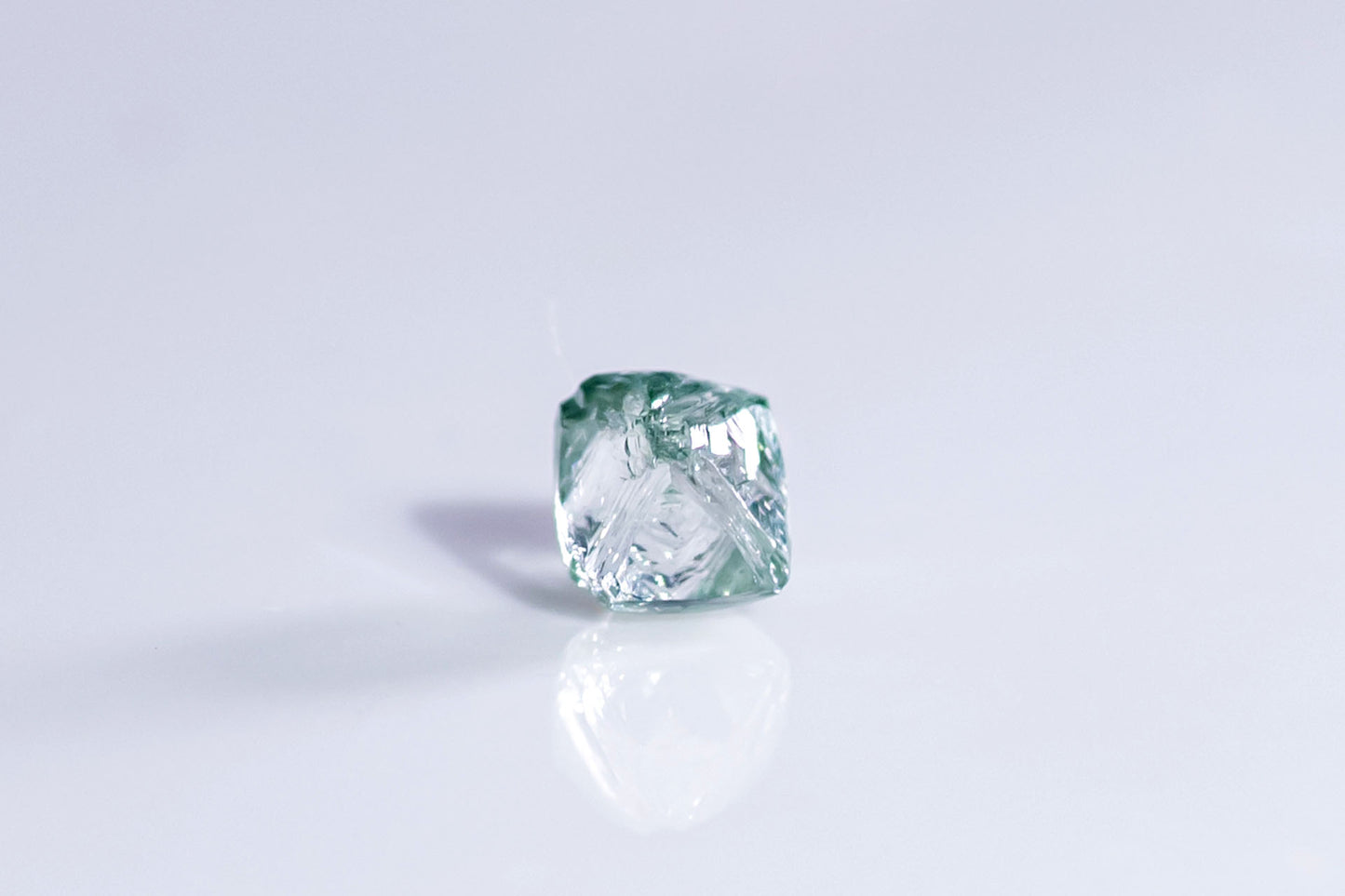 天然ファンシーグリーンダイヤモンド 0.760ct 〈アンカット〉