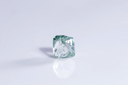 天然ファンシーグリーンダイヤモンド 0.760ct 〈アンカット〉