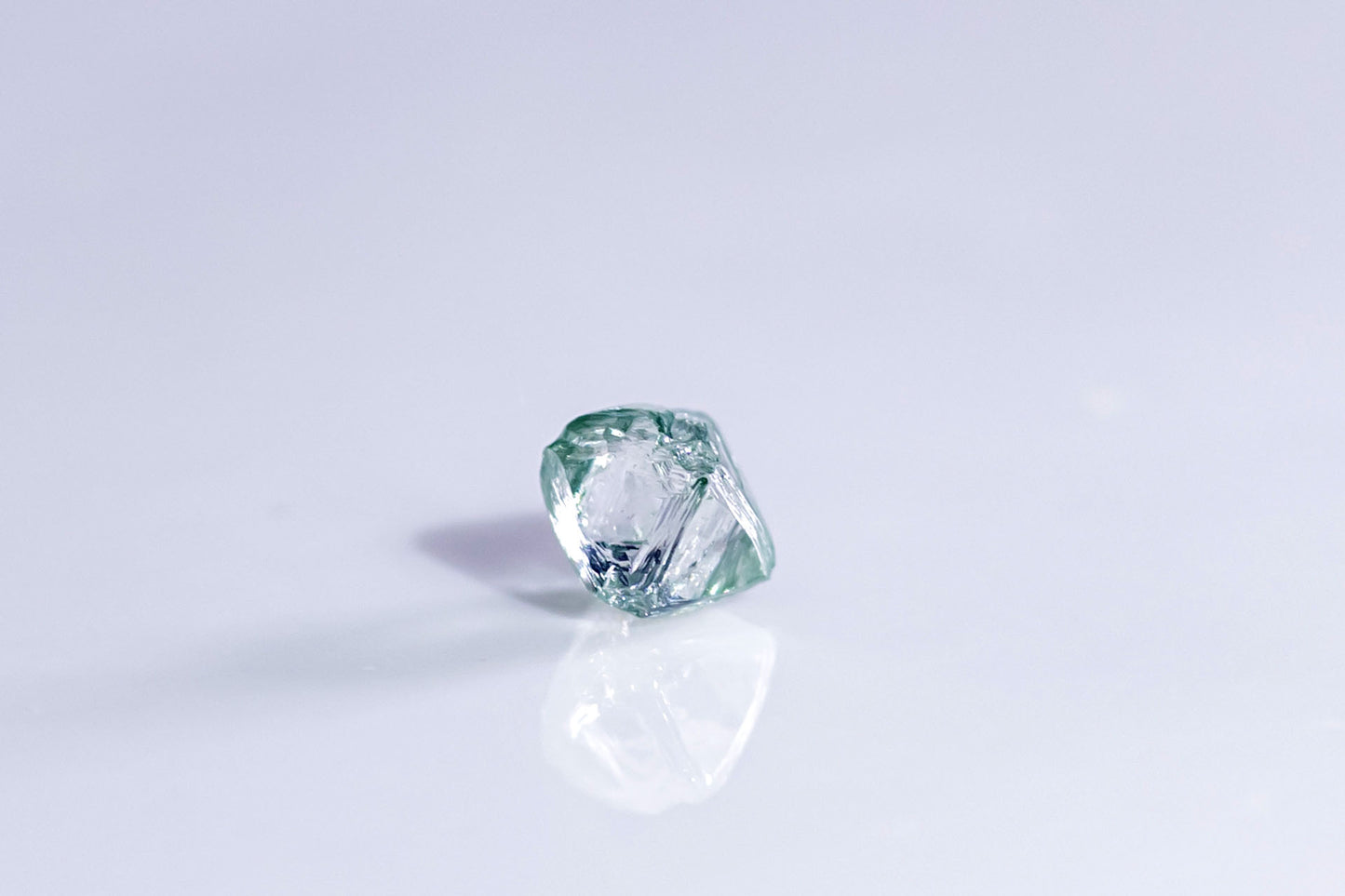 天然ファンシーグリーンダイヤモンド 0.760ct 〈アンカット〉