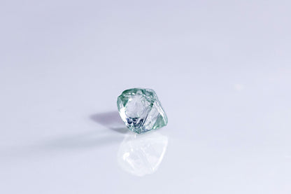 天然ファンシーグリーンダイヤモンド 0.760ct 〈アンカット〉