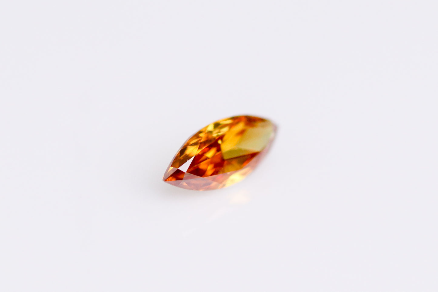 天然ファンシーオレンジダイヤモンド 0.214ct 〈Vivid Yellowish Orange〉
