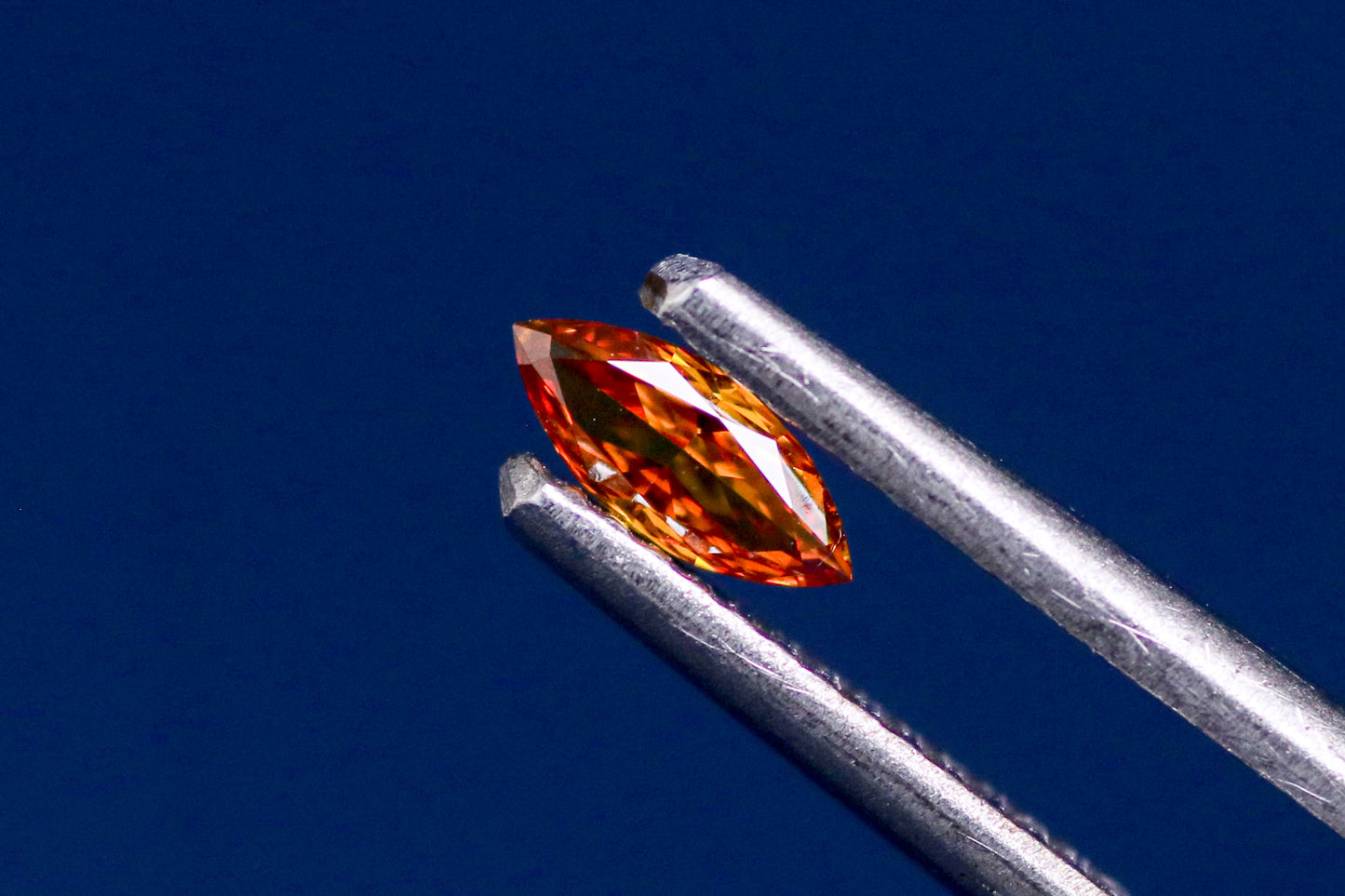 天然ファンシーオレンジダイヤモンド 0.214ct 〈Vivid Yellowish Orange〉