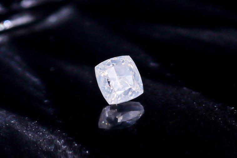 天然ファンシーホワイトダイヤモンド 0.361ct