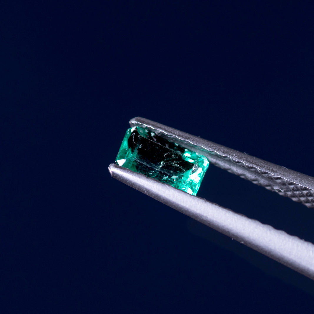 天然エメラルド 0.321ct コロンビア産 ノンオイル・ルース 撮影写真7｜J.C.BAR