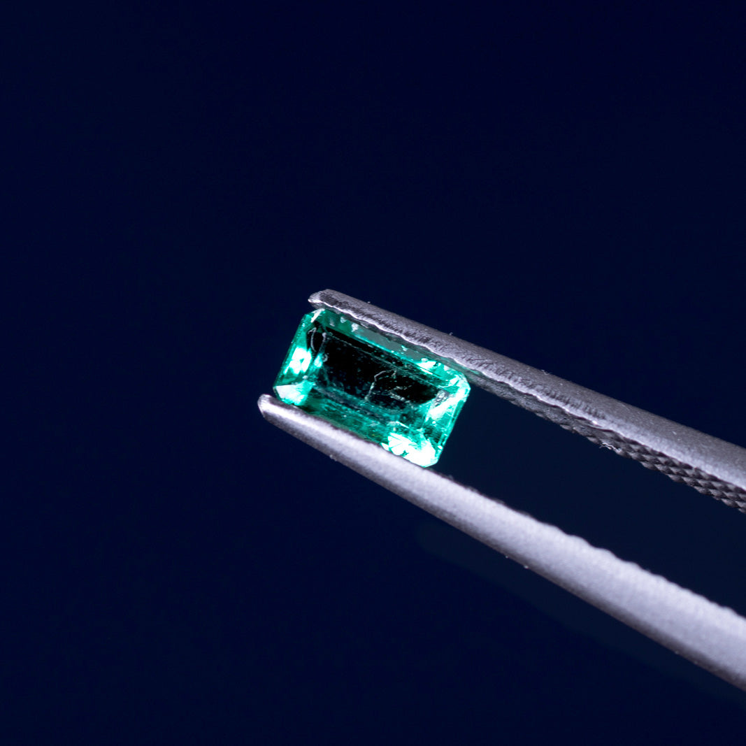 天然エメラルド 0.321ct コロンビア産 ノンオイル・ルース 撮影写真8｜J.C.BAR