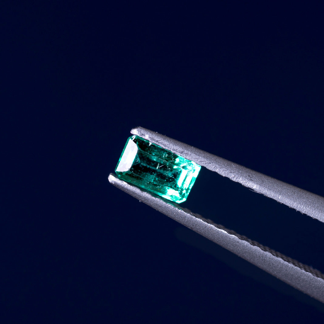 天然エメラルド 0.321ct コロンビア産 ノンオイル・ルース 撮影写真9｜J.C.BAR