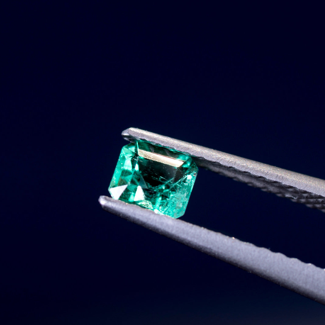 天然エメラルド 0.332ct コロンビア産 ノンオイル・ルース 撮影写真9｜J.C.BAR