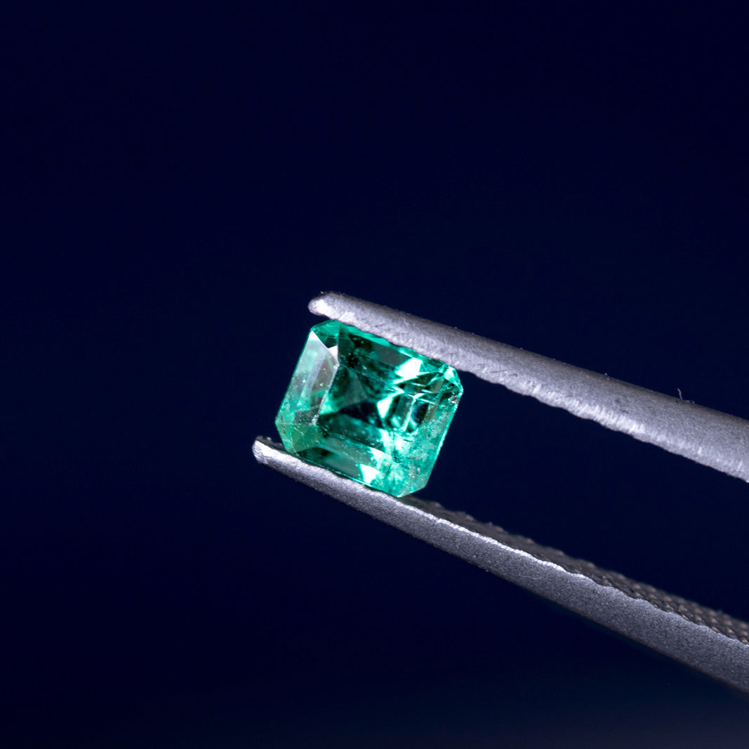 天然エメラルド 0.332ct コロンビア産 ノンオイル・ルース 撮影写真10｜J.C.BAR