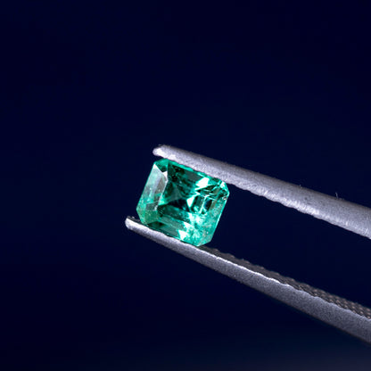 天然エメラルド 0.332ct コロンビア産 ノンオイル・ルース 撮影写真10｜J.C.BAR