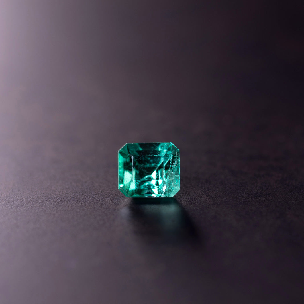 天然エメラルド 0.332ct コロンビア産 ノンオイル・ルース 撮影写真11｜J.C.BAR