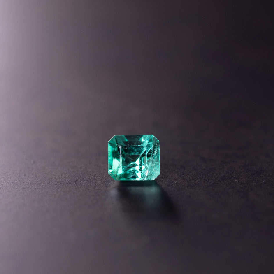 天然エメラルド 0.332ct コロンビア産 ノンオイル・ルース 撮影写真12｜J.C.BAR